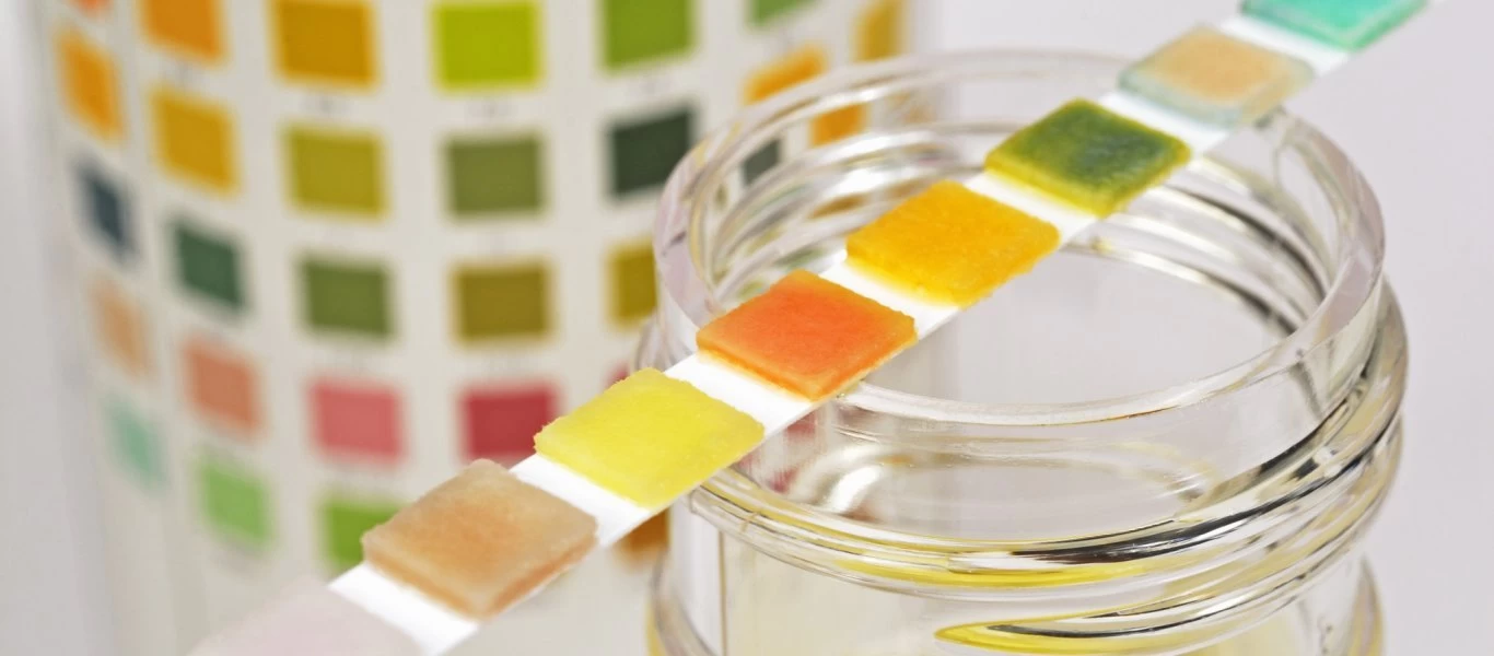 Δείτε τι φανερώνει για την υγεία το χρώμα που έχουν τα ούρα μας